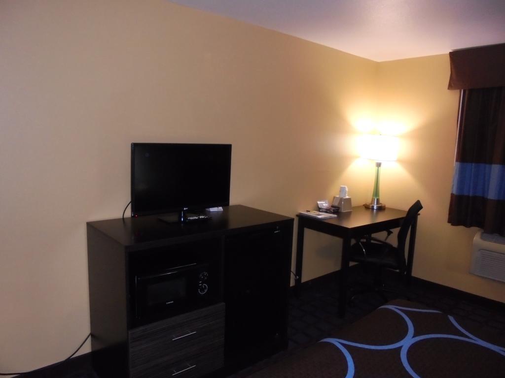 Super 8 By Wyndham Okawville Room photo