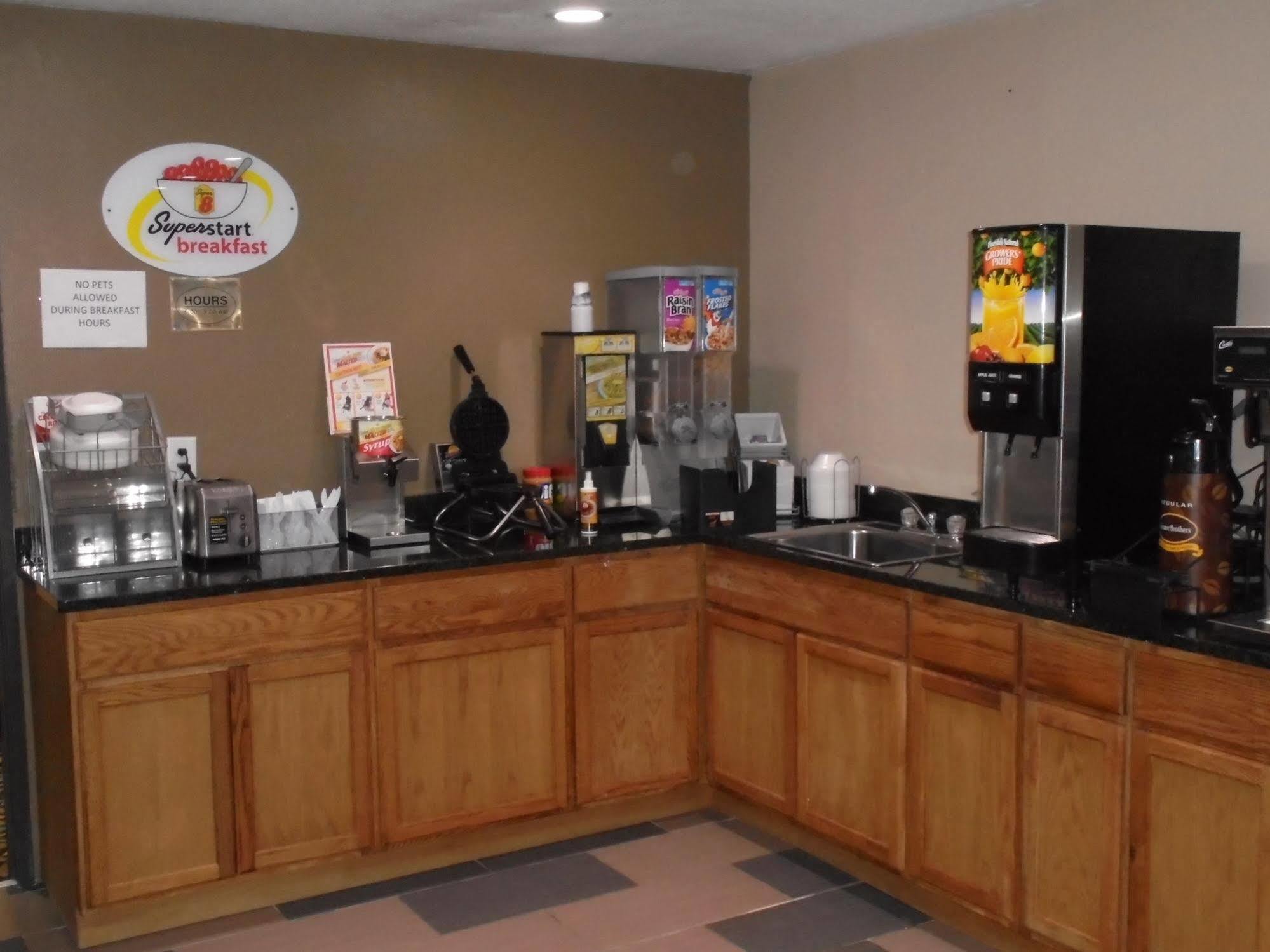 Super 8 By Wyndham Okawville Exterior photo
